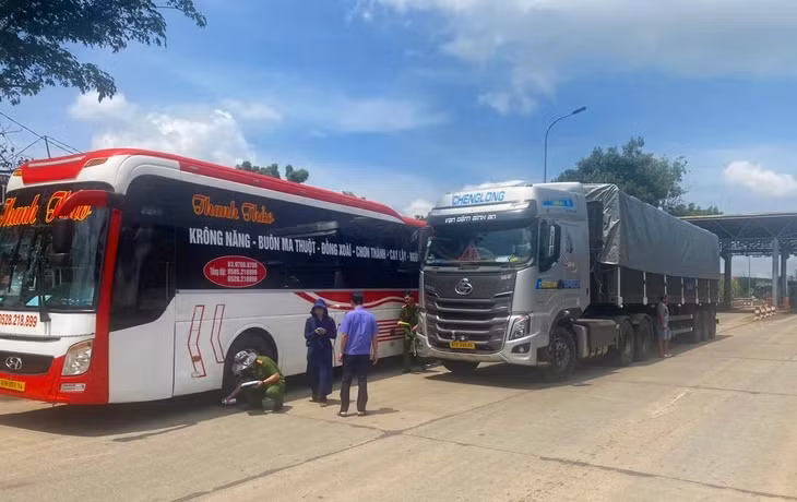 Cơ quan chức năng khám nghiệm hiện trường vụ ẩu đả tại trạm thu phí trên quốc lộ 14 - Ảnh: Công an cung cấp