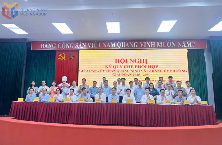 Các đại biểu chụp ảnh lưu niệm.