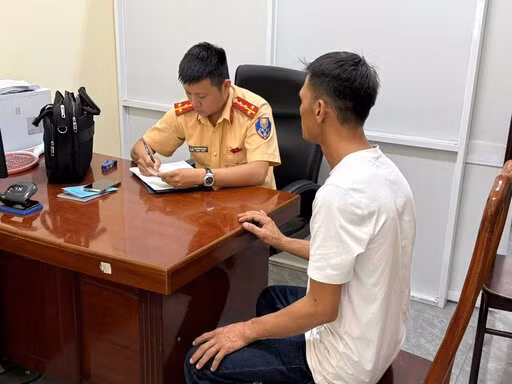 Tài xế xe ôtô bán tải làm việc với cơ quan chức năng sau khi va chạm giao thông rồi rời khỏi hiện trường. Ảnh: Công an cung cấp