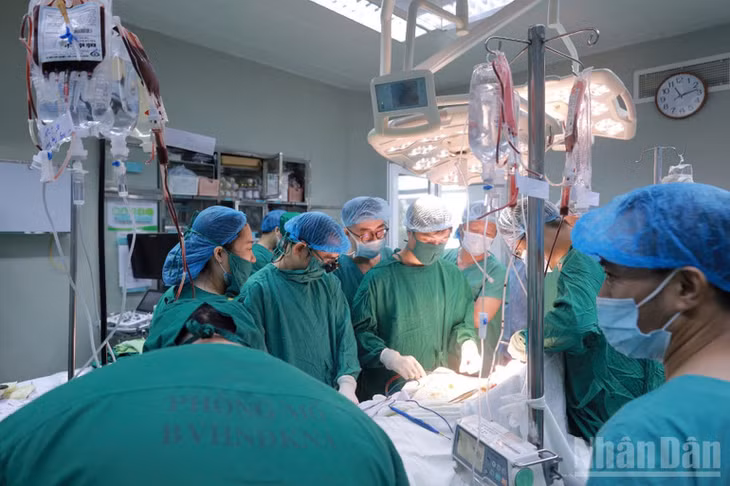 Bệnh viện Hữu nghị Đa khoa Nghệ An đã kích hoạt báo động đỏ để cấp cứu các nạn nhân.
