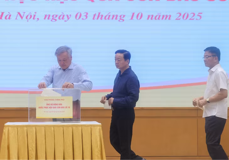 Phó Thủ tướng Thường trực Nguyễn Hòa Bình, Phó Thủ tướng Trần Hồng Hà, Phó Thủ tướng Lê Thành Long tham gia quyên góp, ủng hộ đồng bào bị thiệt hại do cơn bão số 10 gây ra - Ảnh: VGP/Nhật Bắc