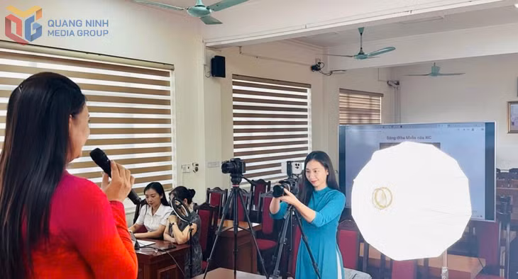 Cán bộ, giáo viên Trường Tiểu học Hạ Long thành thạo ứng dụng công nghệ trong hoạt động quản lý, dạy và học.