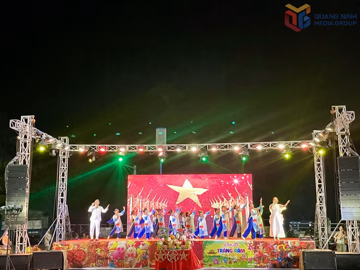 Các tiết mục nghệ thuật đặc sắc mang chủ đề Trung thu được các em thiếu nhi biểu diễn tại Đêm hội.