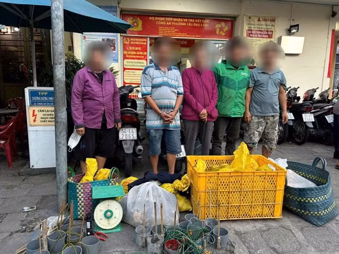 Một số đối tượng bị công an bắt giữ cùng tang vật tại hiện trường để điều tra hành vi tiêu thụ chó mèo trộm cắp. Ảnh: Công an