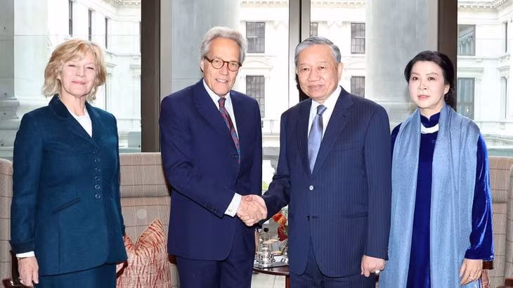 Tổng Bí thư Tô Lâm và Phu nhân tiếp Công tước xứ Richmond Charles Gordon-Lennox và Phu nhân. (Ảnh: THỐNG NHẤT - TTXVN)
