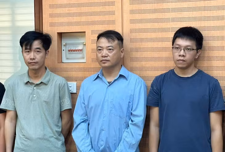 Shark Bình (giữa) và các đồng phạm tại cơ quan điều tra - Ảnh: Công an Hà Nội cung cấp
