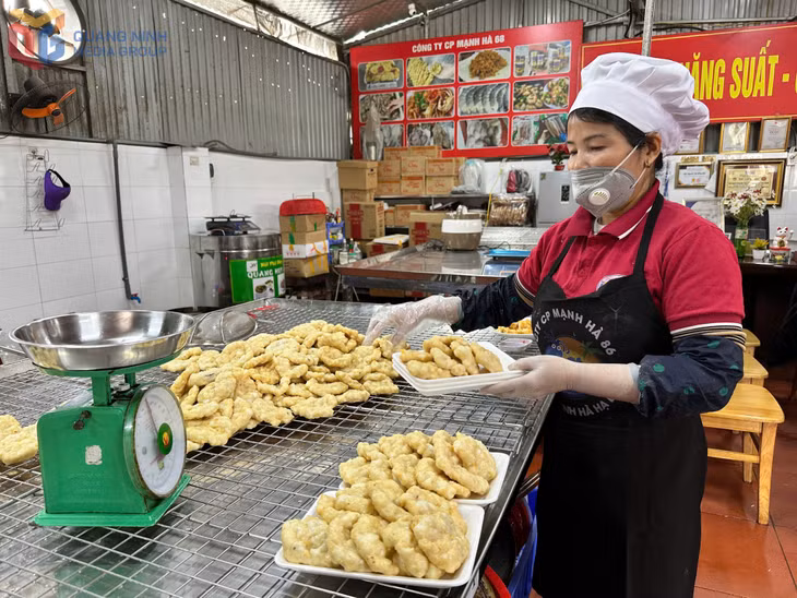 Chế biến sản phẩm chả mực tại cơ sở sản xuất Mạnh Hà, phường Cao Xanh.