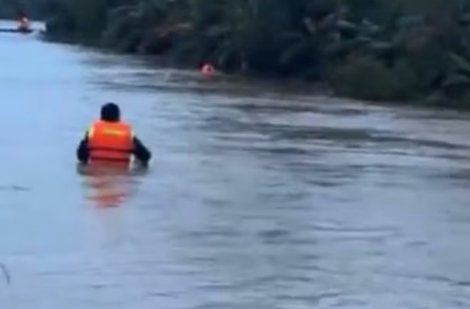 Lực lượng chức năng đang tìm kiếm bé trai mất tích. Ảnh: Văn Tuấn