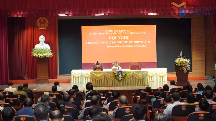 Quang cảnh buổi tiếp xúc cử tri.