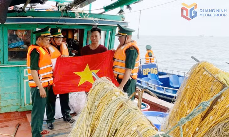  Đồn Biên phòng đảo Trần tặng cờ Tổ quốc cho ngư dân tham gia khai thác thủy sản vươn khơi bám biển.