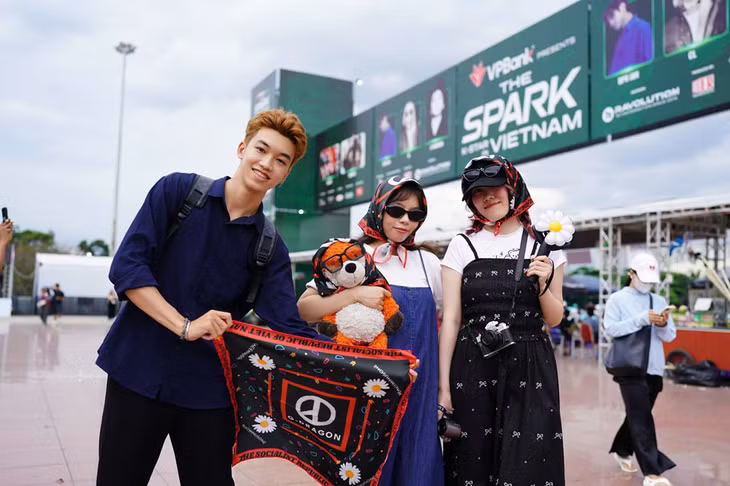 Các bạn trẻ tham gia concert K-Star Spark in Vietnam có G-Dragon biểu diễn tại Hà Nội hồi tháng 6.2025. Ảnh: BTC