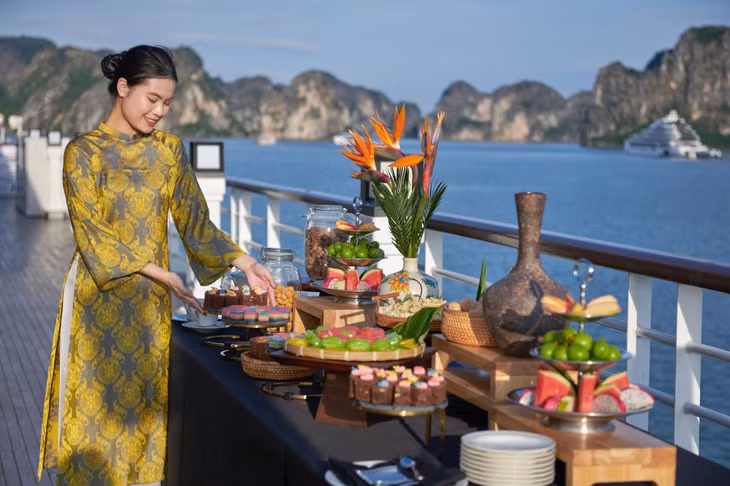 Nhiều hoạt động đa dạng trên du thuyền như học làm bánh gối, trà chiều,...