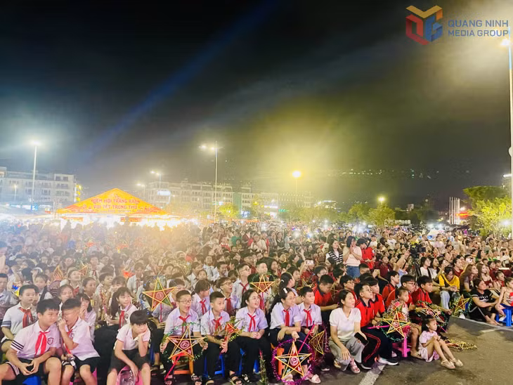 Đông đảo các em thiếu nhi đã có mặt tại Quảng trường 30/10 để tham dự "Đêm hội Trăng rằm" do phường Hạ Long tổ chức.