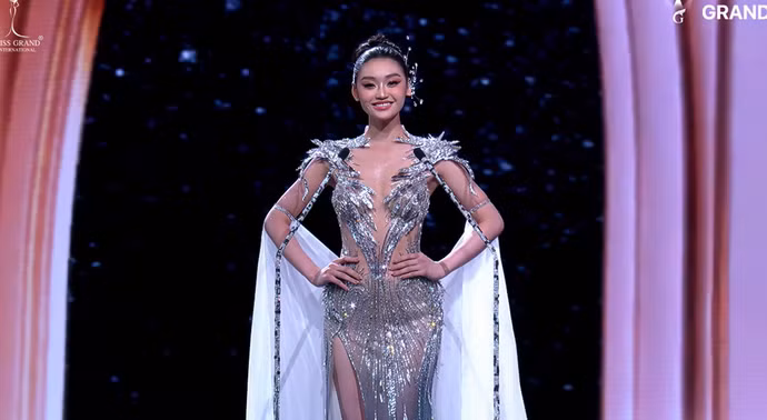 Hoa hậu Yến Nhi trong phần trình diễn trang phục dạ hội tại bán kết Miss Grand International 2025 - Ảnh chụp màn hình
