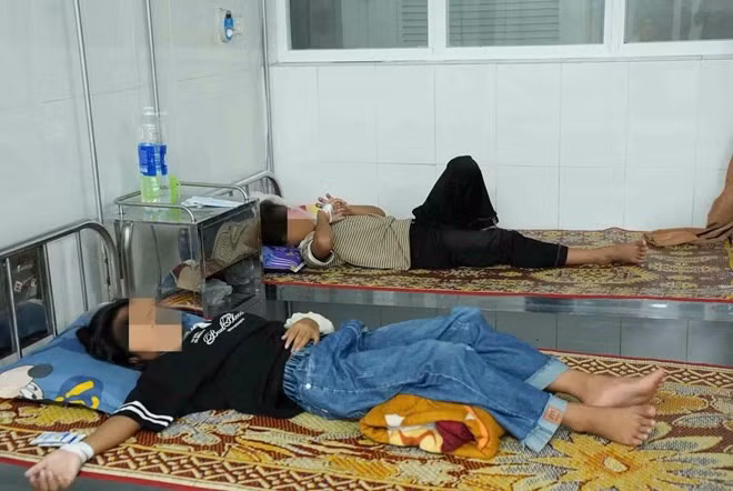 Vụ các học sinh nghi ngộ độc nhập viện sau bữa ăn sáng, tạm đình chỉ Phó hiệu trưởng. Ảnh: Công Sáng