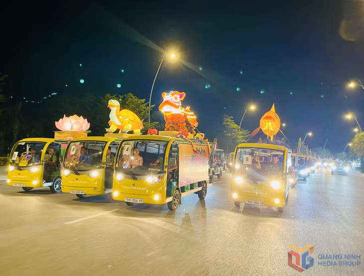Màn diễu hành xe đèn lồng khổng lồ (cá chép, lân, rồng, phượng, hoa sen) với trên 100 xe điện và xe buýt 2 tầng đã đem lại sự thích thú cho người dân và du khách tham gia Lễ hội.