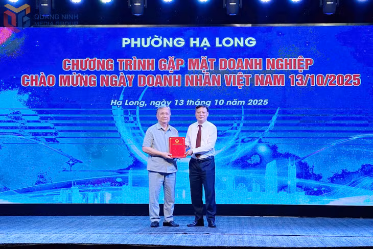 Lãnh đạo phường Hạ Long trao quyết định thành lập Hội Doanh nghiệp.