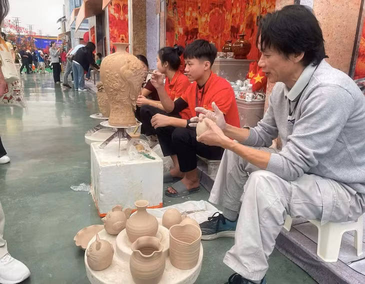 Nghệ nhân Phùng Quang Đăng trình diễn tạo hình gốm.