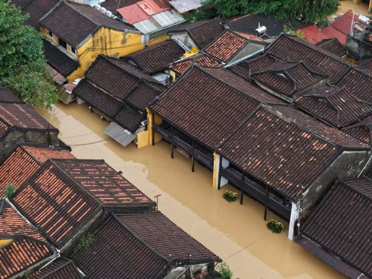 Một dãy nhà tại phố cổ ngập gần chạm mái. Ảnh: Lê Quang Nhựt.