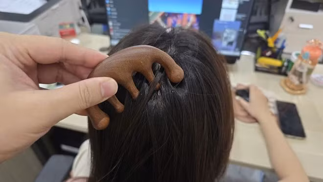 Massage đầu thường xuyên sẽ giúp cải thiện tâm trạng, giảm căng thẳng và âu lo. Ảnh: Tuấn Đạt