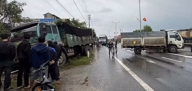 Va chạm liên hoàn giữa 3 ô tô trên Quốc lộ 1 qua tỉnh Quảng Trị. Ảnh: Thanh Tứ