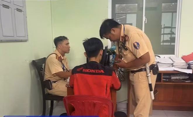 Cơ quan công an làm việc với nam thanh niên điều khiển xe máy "bốc đầu". Ảnh: Công an cung cấp