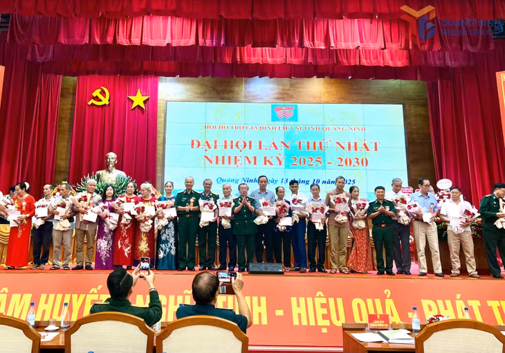 Đại diện Hội hỗ trợ gia đình liệt sĩ Việt Nam tặng quà tri ân các gia đình liệt sỹ.