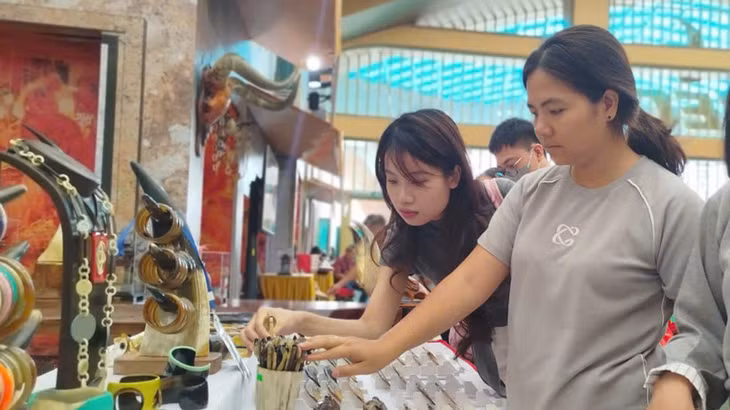 Nhiều sản phẩm thủ công mỹ nghệ từ các làng nghề truyền thống của Thủ đô được trưng bày tại không gian "Tinh hoa Thu Hà Nội".