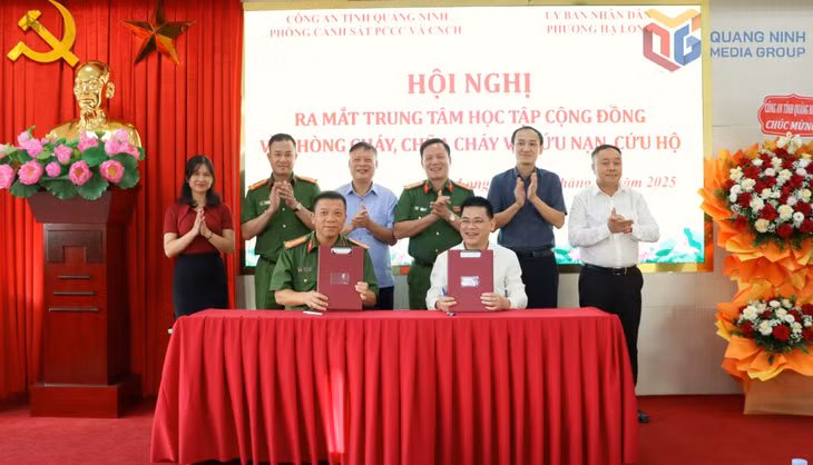 Đại diện lãnh đạo Phòng Cảnh sát PCCC&CNCH và lãnh đạo UBND phường Hạ Long ký kết.