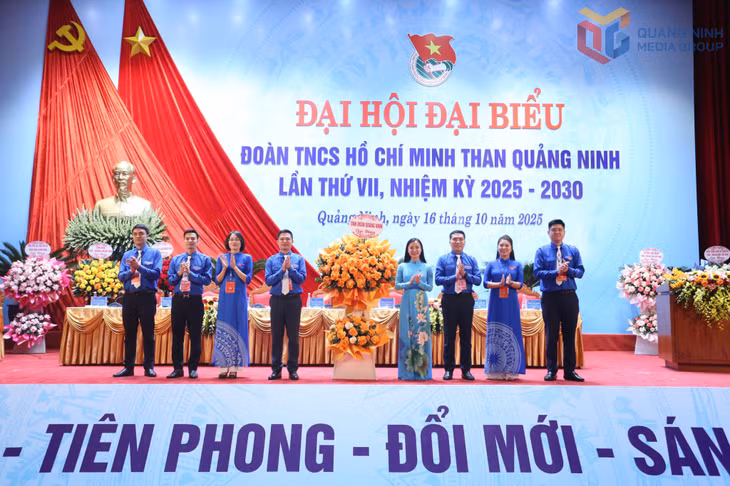 Đồng chí Nguyễn Phương Thảo, Tỉnh ủy viên, Bí thư Tỉnh Đoàn Quảng Ninh, tặng hoa chúc mừng Đại hội.