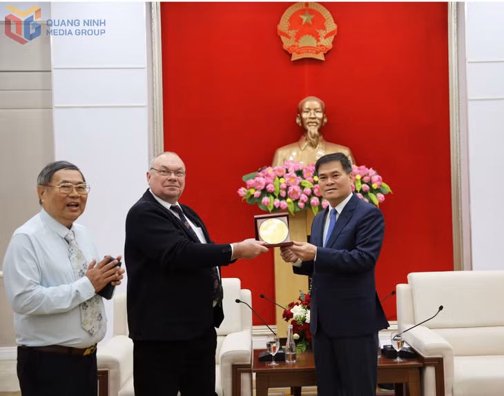 Đồng chí Bùi Văn Khắng, Chủ tịch UBND tỉnh, tặng quà lưu niệm cho ông Ovchinnikov Alexander Ivanovich, Viện sĩ Viện hàn lâm kỹ thuật Nga RIA, Viện sĩ Viện hàn lâm kỹ thuật Quốc tế IEA.