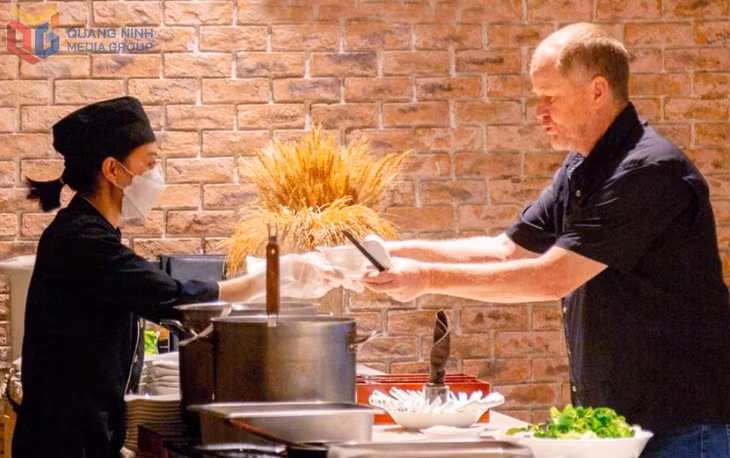 Phục vụ bữa sáng buffet cho du khách quốc tế tại khách sạn.