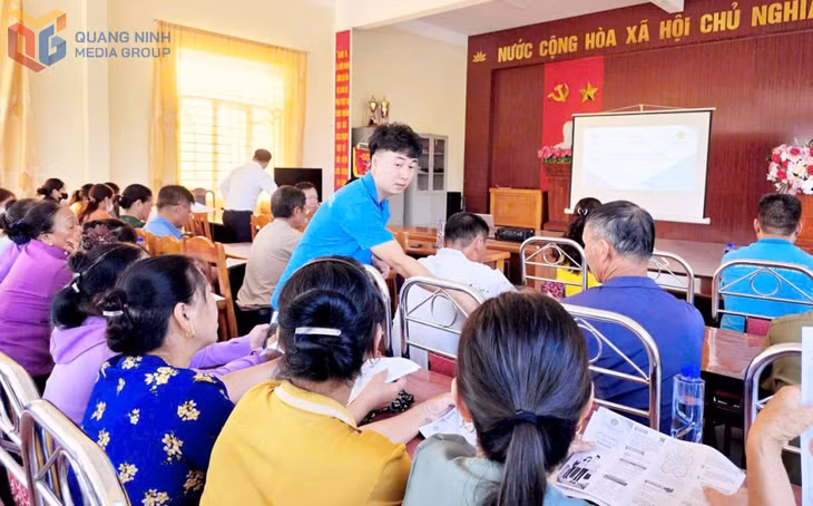 Cán bộ BHXH cơ sở Quảng Hà phát tờ rời tuyên truyền chính sách BHXH tự nguyện cho người dân trên địa bàn xã Quảng Đức tháng 10/2025.