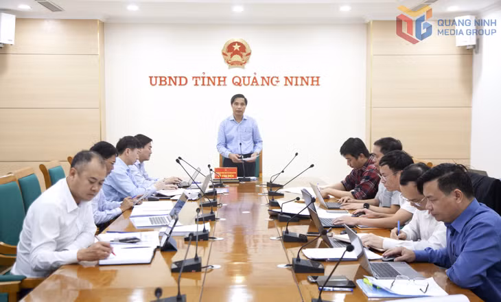 Đồng chí Vũ Văn Diện, Phó Chủ tịch Thường trực UBND tỉnh chỉ đạo tại cuộc họp