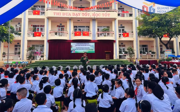 Trường Tiểu học Lê Hồng Phong (nay là Trường Tiểu học Quang Trung thuộc phường Hạ Long) tuyên truyền về an toàn giao thông cho học sinh vào tháng 9/2025.