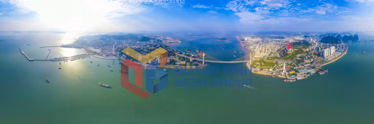 Toàn cảnh Vịnh Cửa Lục (1-2023). Ảnh: Hùng Sơn