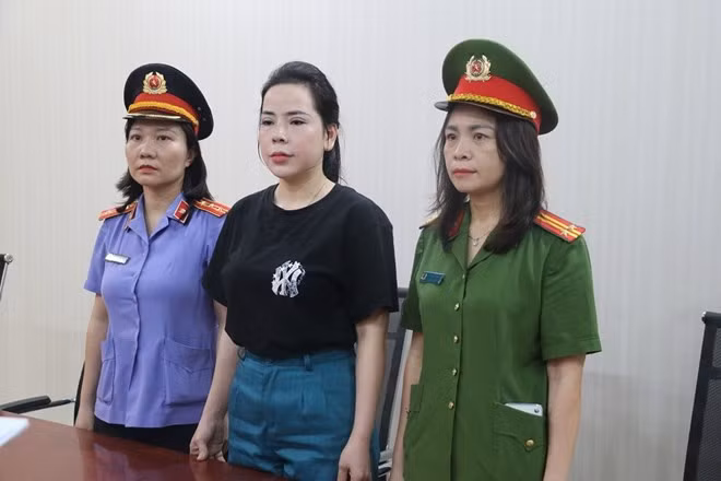 Tổ chức đoàn bác sĩ giả danh để lừa bán thực phẩm chức năng, đối tượng Phùng Thị Thu Hiền bị Công an khởi tố, bắt giam. Ảnh: Ngọc Anh