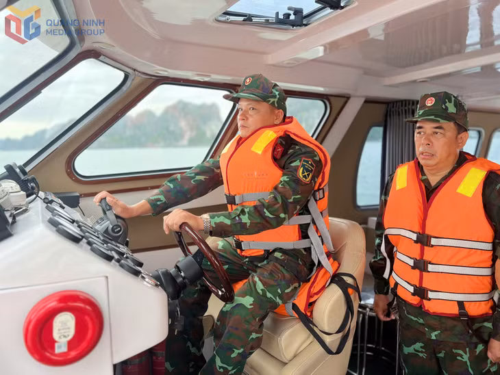 LLVT tỉnh thực hiện tuần tra cứu hộ, cứu nạn trên vịnh Hạ Long.