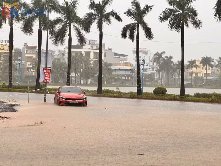 Khu vực hồ Yết Kiêu ngập sau trận mưa ngày 15/10 vừa qua.