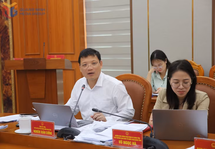 Đồng chí Nghiêm Xuân Cường, Phó Chủ tịch HĐND tỉnh phát biểu tại cuộc họp.