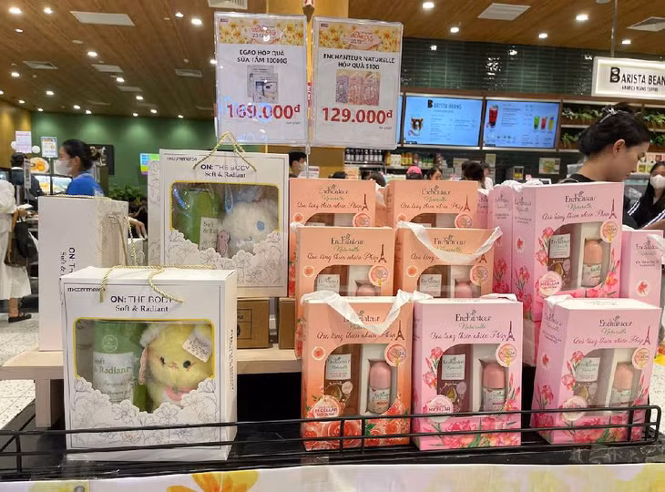 Giá những set quà giao động từ 130.000 đồng đến 200.000 đồng phù hợp với nhiều tệp người mua. Ảnh: Ngân Hà
