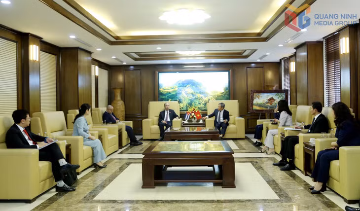 Đồng chí Bí thư Tỉnh ủy tiếp xã giao Đại sứ đặc mệnh toàn quyền nước Cộng hoà Cuba tại Việt Nam.