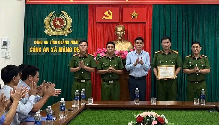Công an khám phá "tiệc ma túy" được Đảng ủy, UBND xã Măng Đen thưởng nóng - Ảnh: Công an Măng Đen