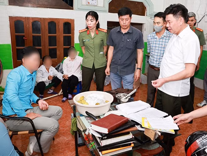 Hiện trường nhóm đối tượng tổ chức sinh hoạt "hội thánh Đức Chúa trời mẹ". Ảnh: Công an Lai Châu
