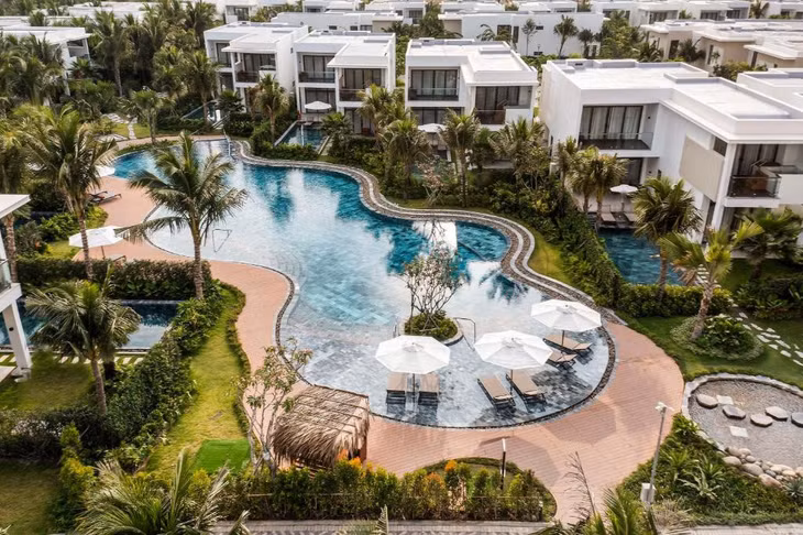 Khu nghỉ dưỡng 5 sao Angsana &amp; Dhawa Hồ Tràm nằm trên bờ biển Hồ Tràm dài 280m, thuộc địa phận xã Xuyên Mộc, cách TP HCM khoảng 2 giờ lái xe. Quy mô 162 phòng khách sạn, 52 căn biệt thự diện tích tới 100m2 có thiết kế sang trọng, hòa quyện giữa yếu tố thiên nhiên và hiện đại.