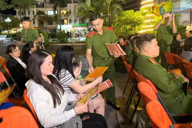 Lực lượng công an phát tờ rơi tuyên truyền về an ninh trật tự, phòng cháy chữa cháy cho cư dân chung cư.