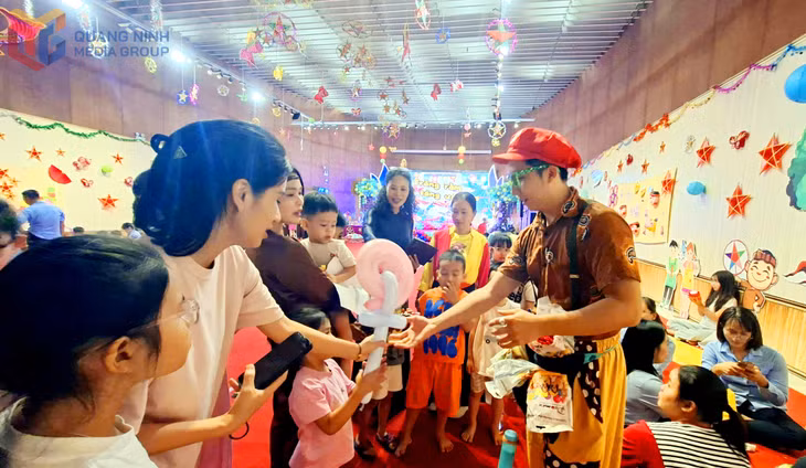Cuối buổi, các em còn được giao lưu với nghệ nhân tạo hình bóng bay nghệ thuật.