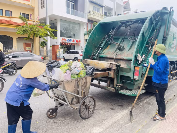 Nhân viên Công ty môi trường đô thị Vân Đồn thu gom rác thải sinh hoạt trên địa bàn đặc khu.