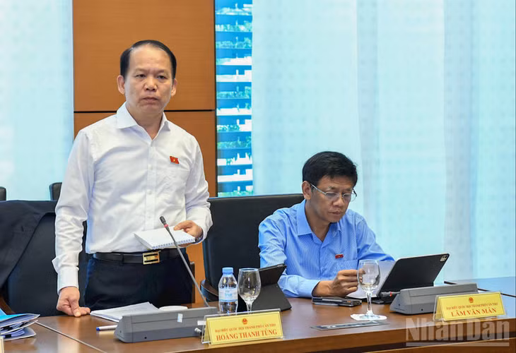 Chủ nhiệm Ủy ban Pháp luật và Tư pháp Hoàng Thanh Tùng tham gia ý kiến thảo luận tổ. (Ảnh: DUY LINH)
