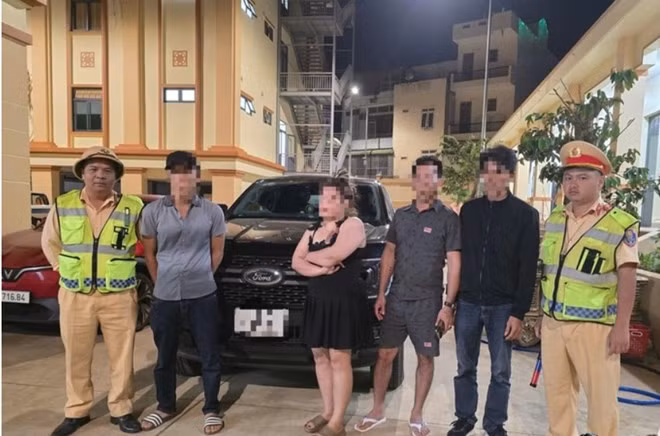 Lực lượng chức năng triệu tập các đối tượng liên quan đến vụ việc anh Nguyễn Hoàng Liên Sơn bị hành hung sau va chạm giao thông. Ảnh: Công an cung cấp